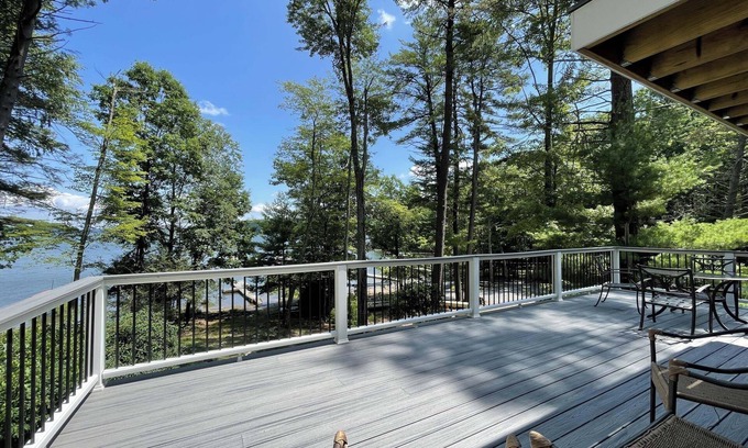 Tafton Chalet De Esquí | Lake Wallenpaupack Lakefront home - Sleeps 8+ w/ Private Boat Dock!