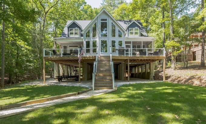 White Oak Casa | Lake Wateree Vacation Home by RedAwning