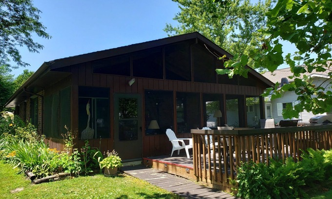 Syracuse Cabaña | Lake Wawasee Cottage Pet-Friendly con pontón, hoguera, 3 cubiertas, lote grande