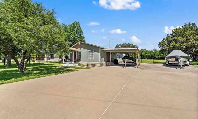 Laguna Park Casa | Lake Whitney 3BR getaway: family-ready, boat-friendly, Wi-Fi, fire pit