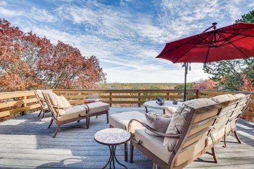 Morgan Casa | Lake Whitney Cabin with Hot Tub and Fire Pit!