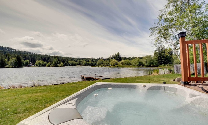 West Hills Casa | Lake William Symington Getaway w/Hot Tub & Dock!