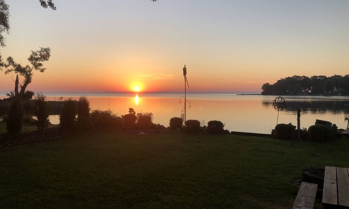 Black Wolf Casa | Lake Winnebago Water Front! Fishing! Boating! Quiet Bay! EAA!