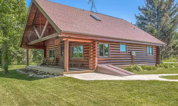 Chilton Casa | Lake Winnebago waterfront 3 bedroom Log home on a private lot with a great view!