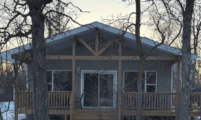 Dunnottar Cabina | Lake Winnipeg West Shore Retreat in the Village of Dunnottar