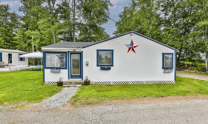 Lochmere Cabina | Lake Winnisquam Waterfront Camp Dog Friendly with Large Yard to Play!