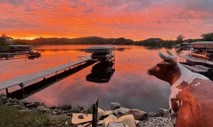 Lodi Casa | Lake Wisconsin - Sunset Bay Stunner