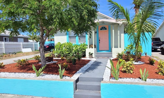 Lake Worth Cabaña | Lake Worth Beach Paradise Cove Cottage - 2-1 Bedroom