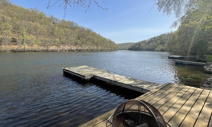South Britain Cabaña | Lake Zoar Cabin, Magical Views & Peaceful Vibes; private dock, kayaks, firepit, patio, office space!