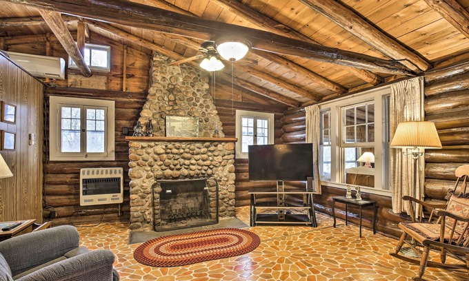 Rice Lake Cabina | Lakefront 1930’s Log Cabin w/ Dock & Fire Pit!