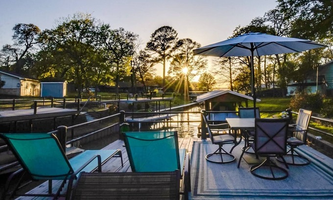 Cedar Creek Reservoir Casa | Peaceful Waterfront Home /2 Story Dock/Kayaks/Outdoor TV/Fireplace/PET FRIENDLY
