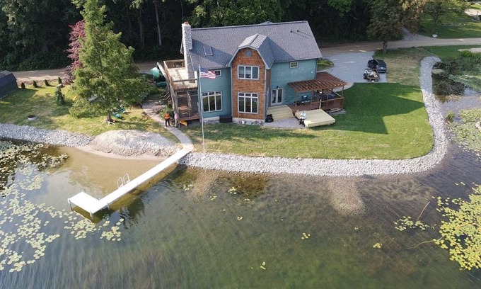 Brooklyn Casa | Lakefront hot tub, year round peace, nearby wineries, no close neighbors, beach!