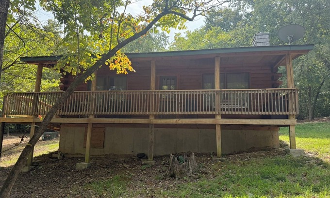 Shell Knob Cabina | Lakefront 2BR Cabin - Pool-Hot Tub-Dock/Steps to Table Rock Lake + Branson Fun