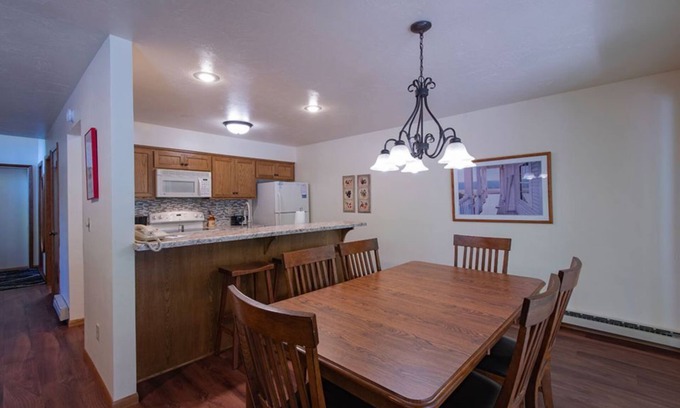 Baileys Harbor Condominio | Lakefront 2BR Condo: Balcony, Hot Tub, & Sauna at The Rushes