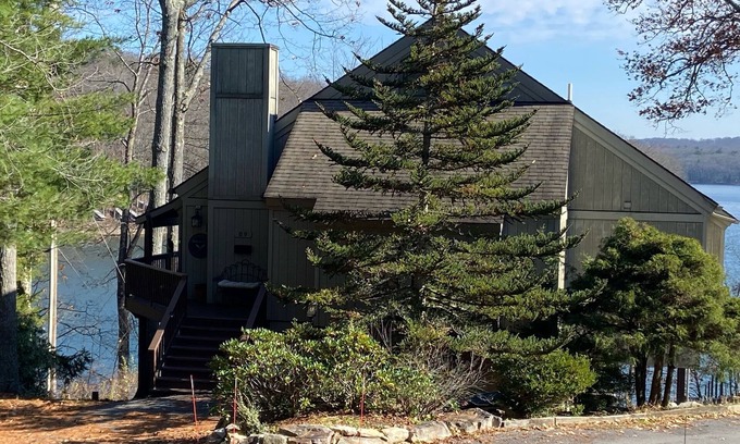 Thayerville Casa | Lakefront, 3 Amazing Decks, Tennis/Pickle Ball, Boat Slip, Hot Tub, Bed Swing