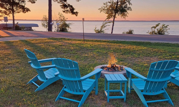 Arkdale Cabaña | Lakefront 3-bedroom cottage with private dock & amazing sunset view