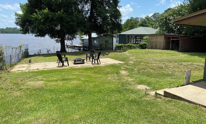 Bernice Casa | Lakefront 3-bedroom house located on Lake Darbonne.
