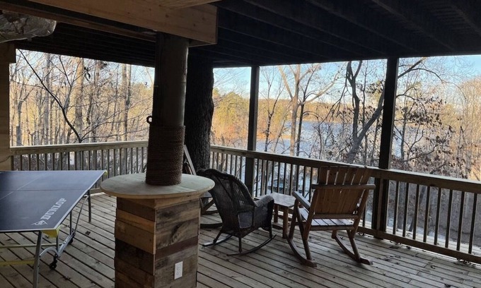 Gainesville Casa | Lakefront 3 bedroom cabin on Lake Lanier, near Gainesville Marina