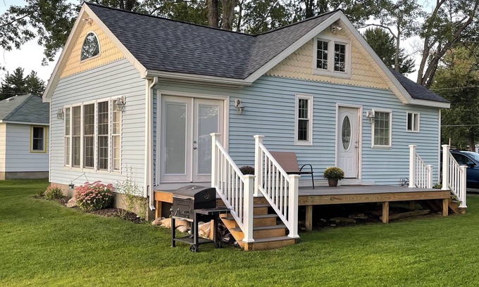 Bloomfield Township Cabaña | Lakefront 3-bedroom cottage at Canadohta Lake with AC- wifi-gas fireplace
