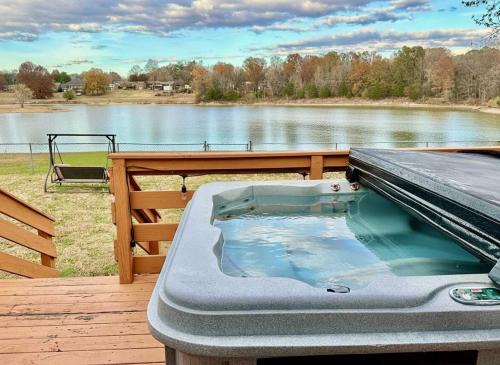 Old Hickory Casa | Lakefront 3BR Cozy House with BBQ & Hot Tub