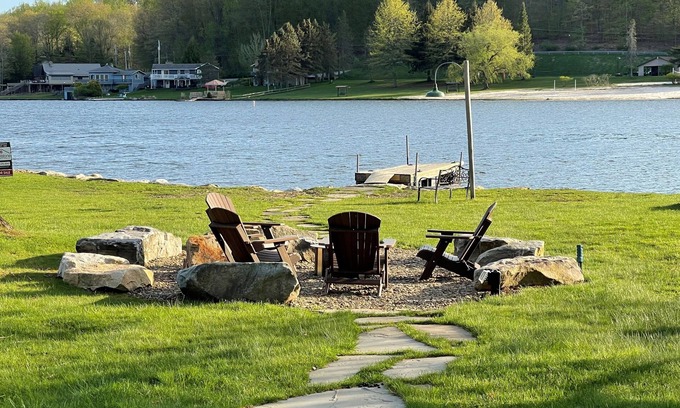 Treasure Lake Casa | Lakefront 4 Bedroom 2.5 Bath Hot Tub, Firepit, Dock, Deck and great backya