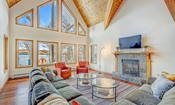 Algonquin Highlands Apartamento | Lakefront, 4000sq/f, Gym, Beach, Hot Tub, Sauna