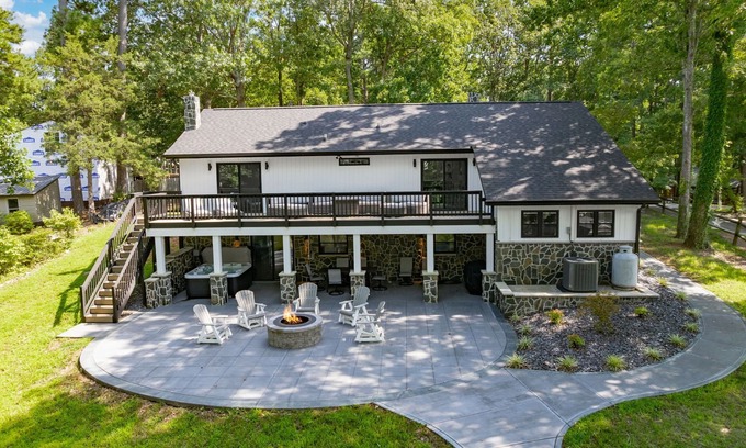 Quail Ridge Casa | Lakefront 4BR, Hot Tub, Kayaks, Paddleboards, Fire pit, Fireplace