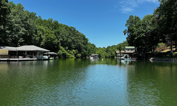 Moneta Casa | Lakefront 4BR, Private Dock, Fire Pit, Internet, Kayaks, Game room, Quiet cove