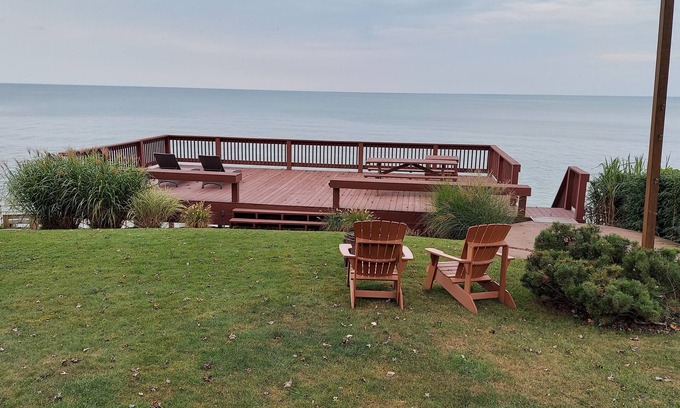 Vermilion Casa | Lakefront - 4BR w/Hot Tub & Sauna