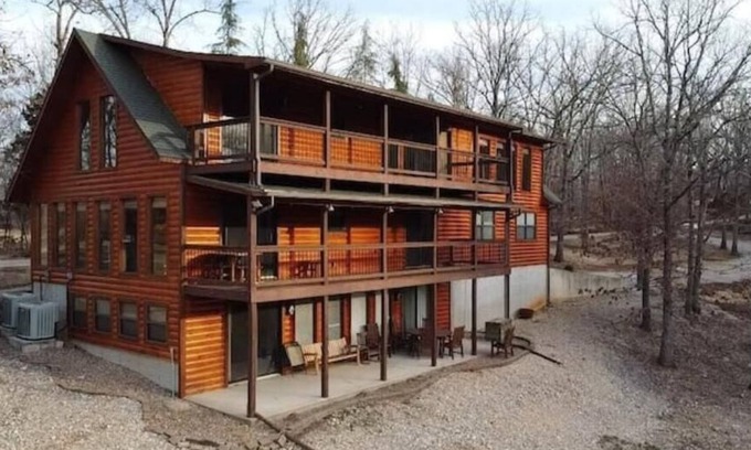 Eagle Rock Casa | Lakefront 5 Bedroom, 3 Bath Cabin on Tablerock Lake, PONTOON available to rent!