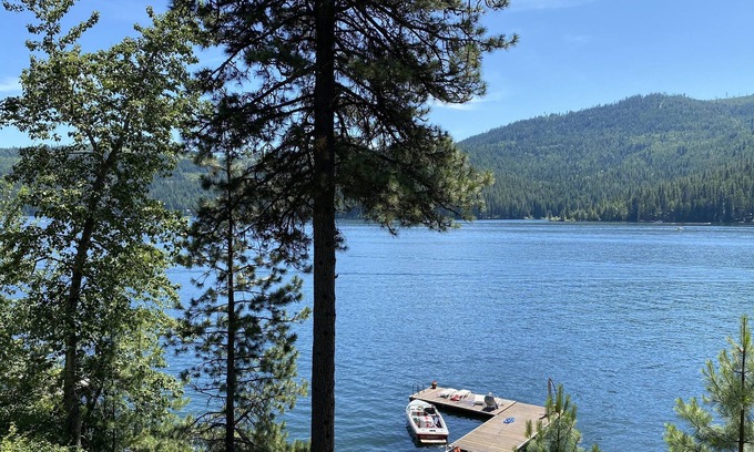 Kootenai County Casa | Lakefront 5 bedroom log home, decks & dock. Relax or retreat w amazing beauty