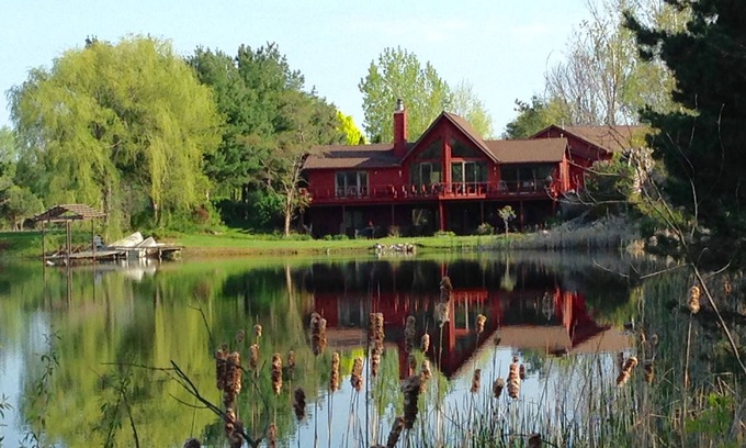 Clio Casa | Lakefront 5BR,3bath, private lake,nature lovers dream, Big home near Frankenmuth