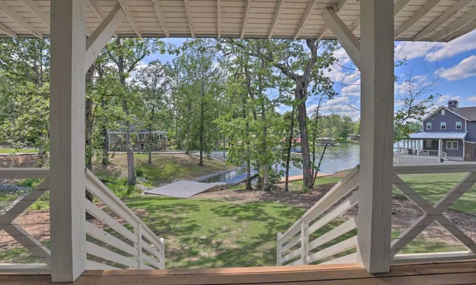 Dadeville Casa | Lakefront 5BR House w/ Porch & Amazing View