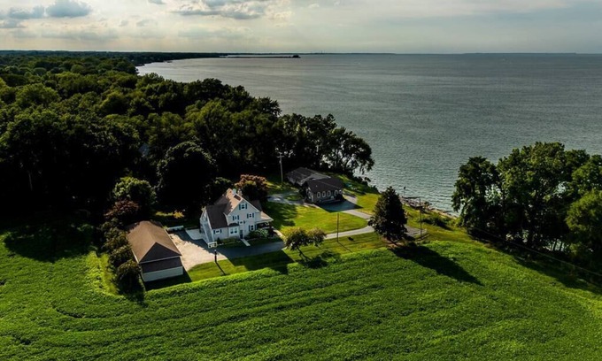 Huron Casa | Lakefront 6 bedroom Upscale farmhouse.