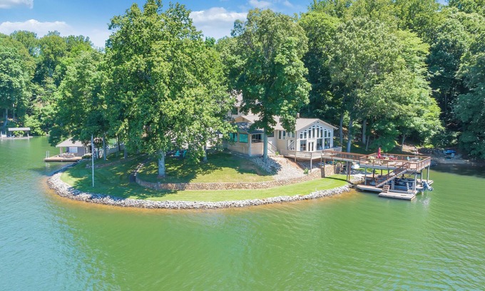 Moneta Casa | Lakefront 600 ft shore with beach & 28x28 ft deck, 4 King & 3 Twin beds for 11