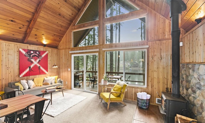 Mason County Cabina | Lakefront A-Frame Cabin with King Beds, Boat, Hot Tub