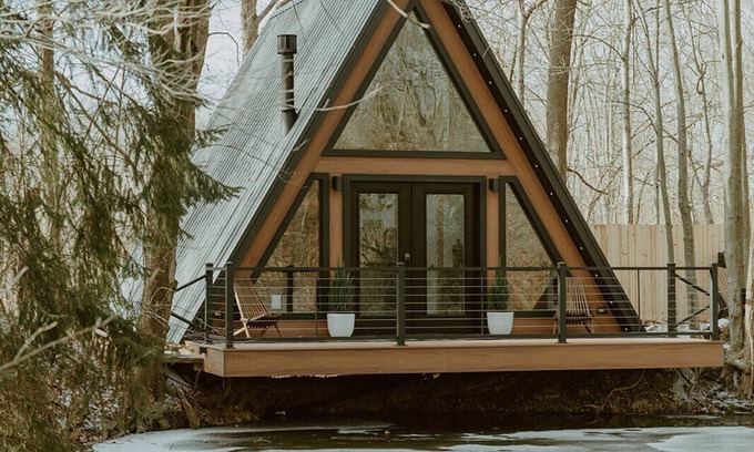Navarre Cabina | Lakefront A-Frame -Fireplace, Kayaks, Soaking Tub, Retreat for couples or solo