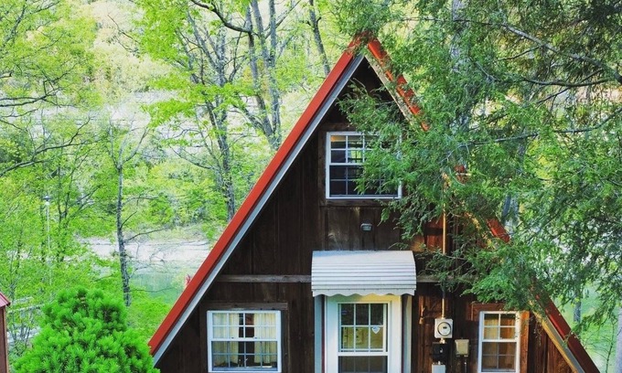 Sloans Valley Cabina | Lakefront A-frame: rare private dock, rock wall views, short walk to boat ramp
