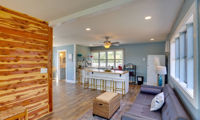 Centre Cabina | Lakefront Alabama Escape w/ Boat Dock & Fire Pit!