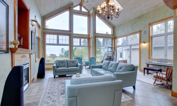 Algoma Casa | Lakefront Algoma Home w/ Deck, Grill & Fireplace