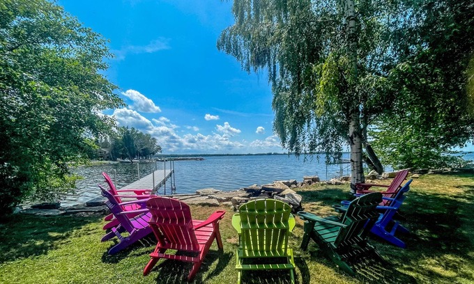 Sturgeon Bay Cabina | Lakefront! Rustic Cabin w/ Game RM/Kayaks/Bikes!