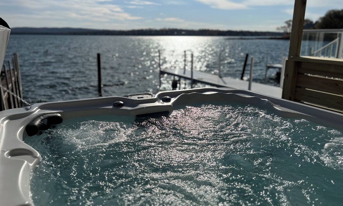 Oden Casa | Lakefront - Amazing views! Private Hot Tub & Boat Slips. 12 mins to Ski Resorts!