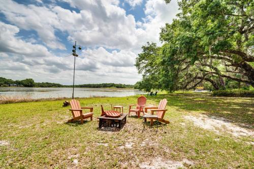 Inverness Apartamento | Lakefront Apt with Canoes in Inverness!