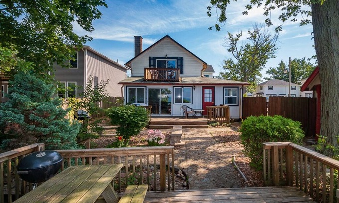 Geneva-on-the-Lake Casa | Lakefront, awesome views, water access, center strip, private, parking.