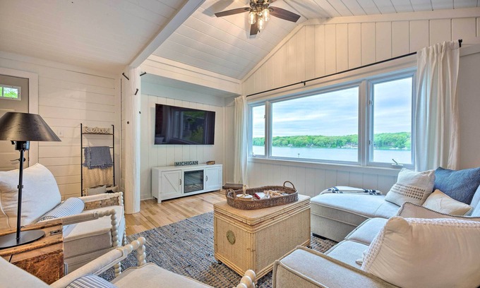 Battle Creek Casa | Lakefront Battle Creek Home w/ Fishing Dock!