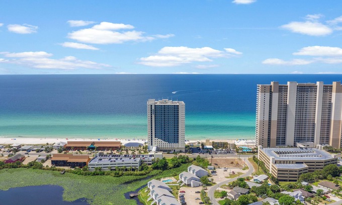 El Centro Beach Apartamento | Lakefront Beach condo in Panama City Beach Florida! Within 1/2 mile of Pier Park