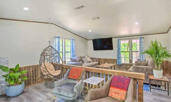 Quinlan Casa | Lakefront Beach House Retreat - Escape to Nature!