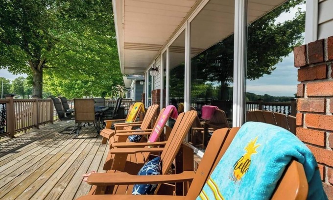 Twin Lake Casa | "Lakefront de vacaciones en su máxima expresión! TINA CALIENTE Sandy Beach PONTOON BOAT disponible