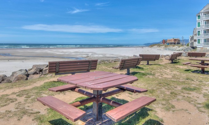 Rockaway Beach Casa | Lakefront Beachhouse