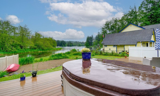 West Hills Casa | Lakefront Bremerton Vacation Rental w/ Hot Tub!